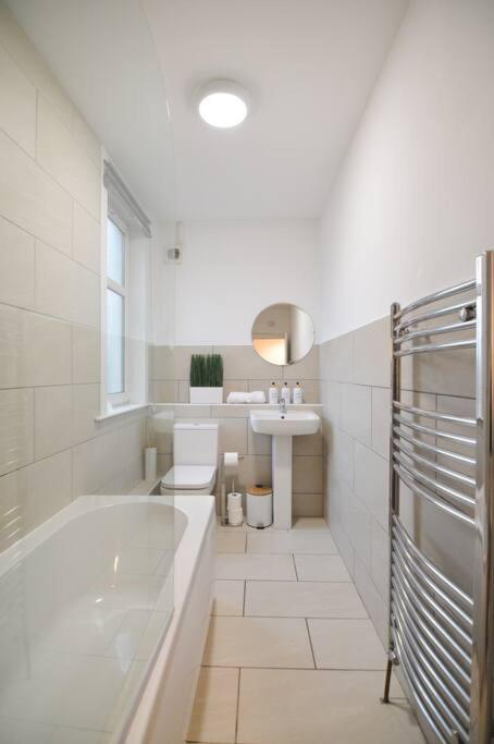 Contemporary 3 Bedroom Flat Κιρκάλντυ Εξωτερικό φωτογραφία